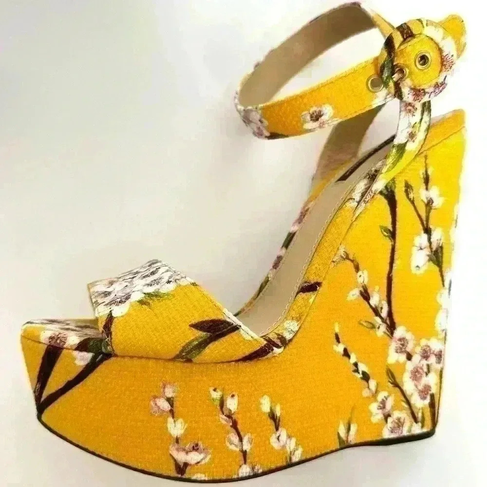 Dolce & Gabbana Yellow Sandals Size 40.5